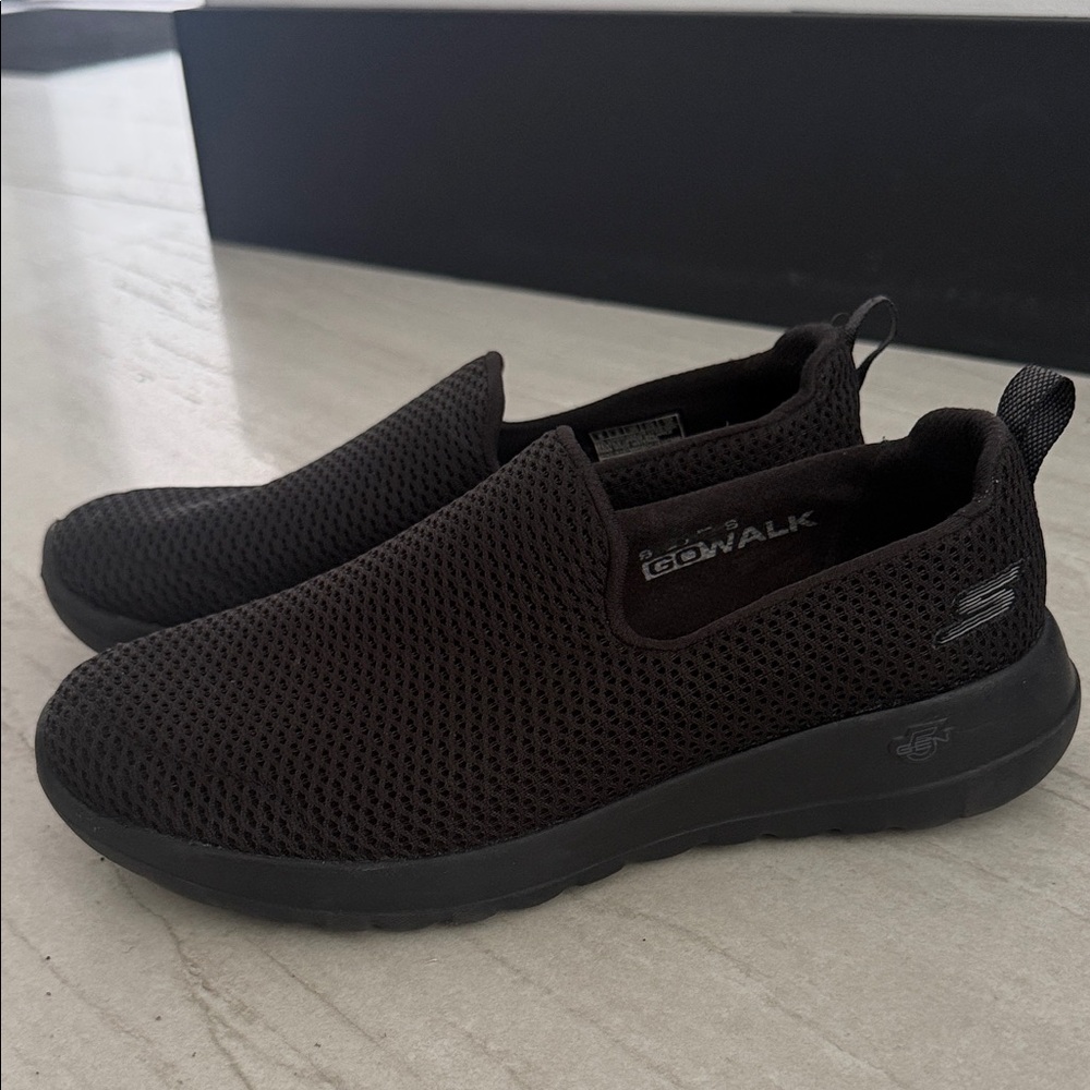 Skechers GOwalkwomens Slip-On Mesh Loafers - Black size 6
